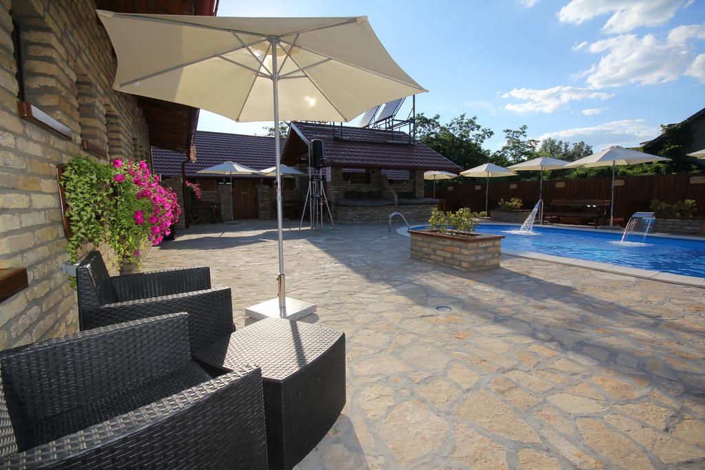 Guest House Vila Alexandar Palic Ngoại thất bức ảnh